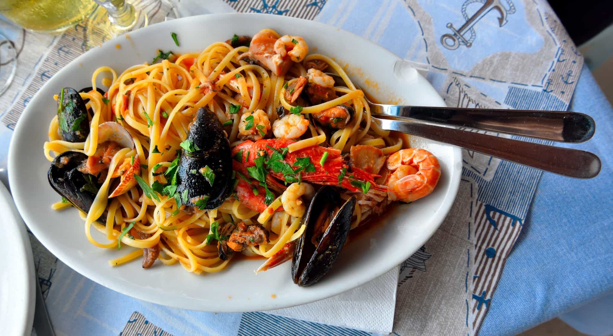 A bowl of spaghetti, prawns and mussels.